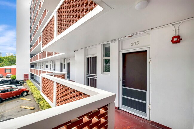 3660 NE 166th St, Unit 205 in Miami, FL - Building Photo - Building Photo