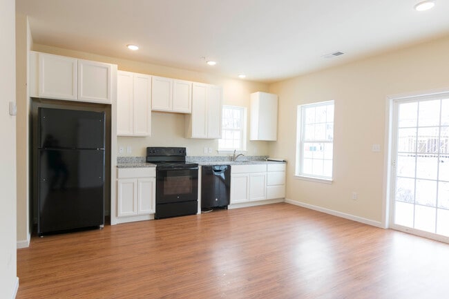 2085 Arey Ln in Whitehall, PA - Building Photo - Building Photo