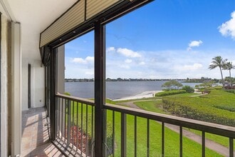 7020 Half Moon Cir in Hypoluxo, FL - Building Photo - Building Photo