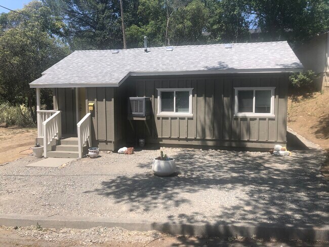 1246 Oak St in Red Bluff, CA - Building Photo - Building Photo