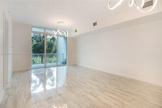 14951 Royal Oaks Ln, Unit 107 in North Miami, FL - Building Photo - Building Photo