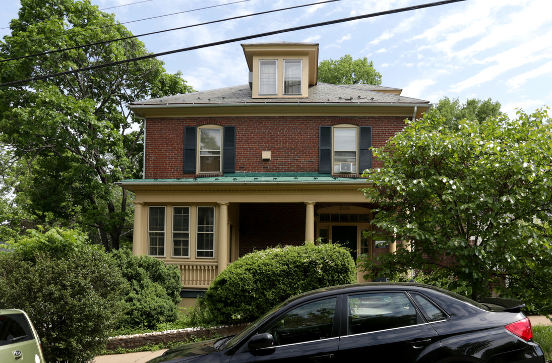 205 W High St in Charlottesville, VA - Foto de edificio