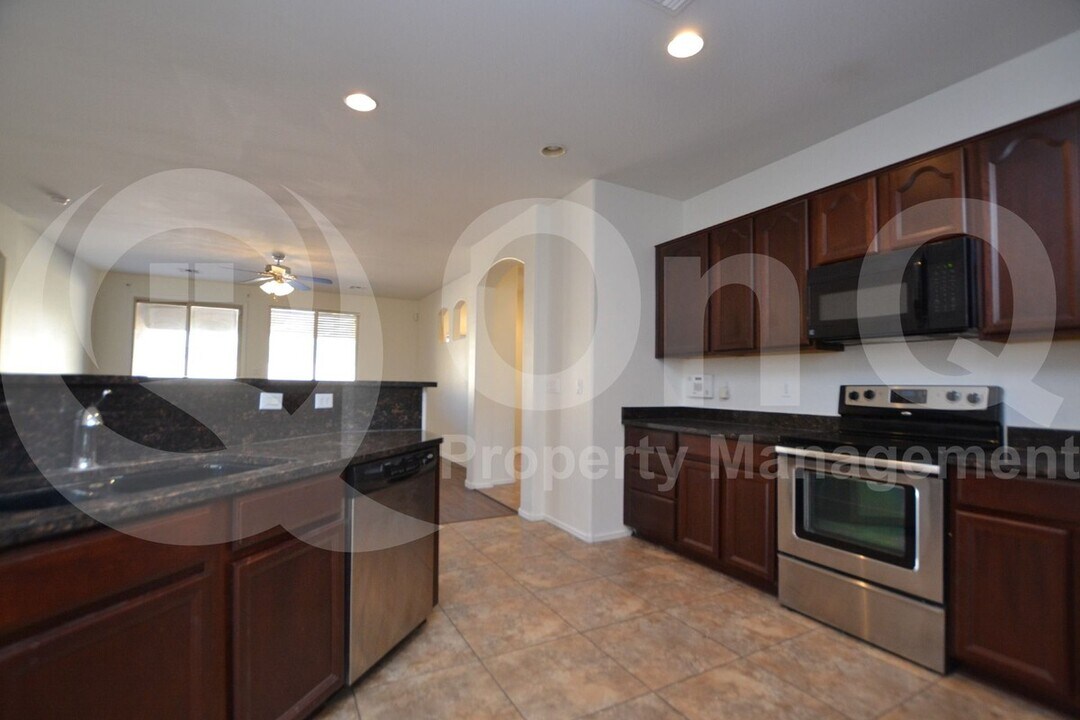 9182 W Black Hill Rd in Peoria, AZ - Building Photo