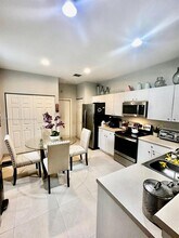 4142 Forest Dr in Weston, FL - Foto de edificio - Building Photo