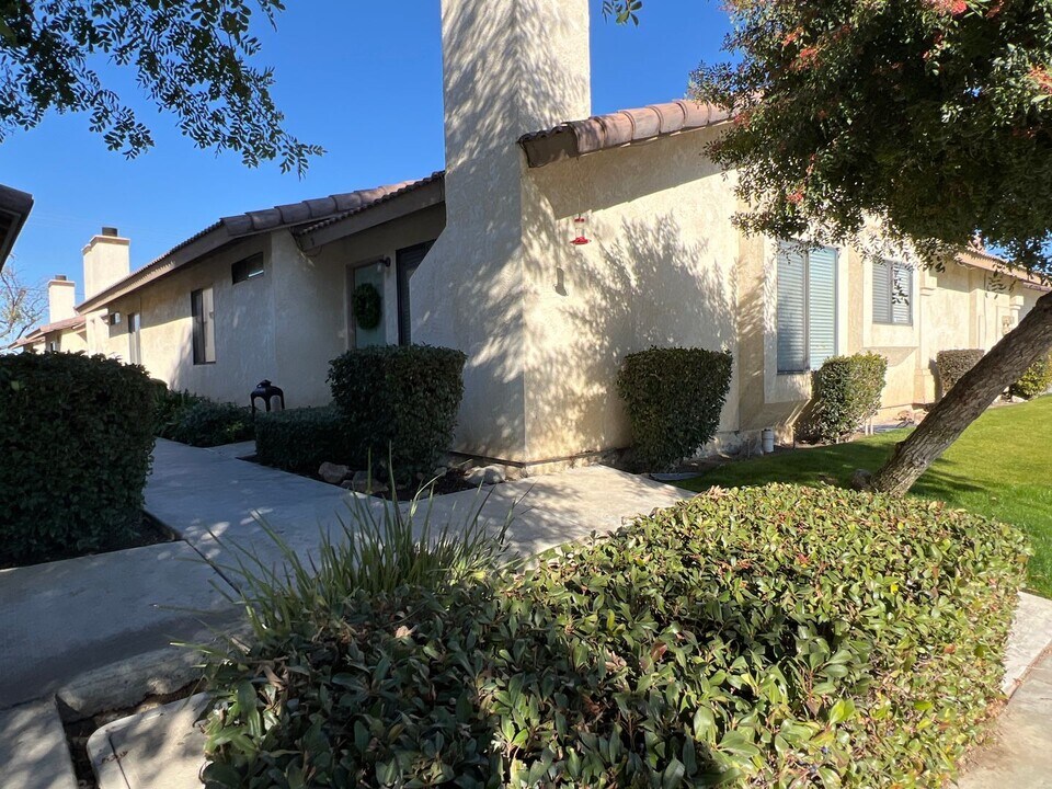 8612 Lyn River Ct in Bakersfield, CA - Building Photo
