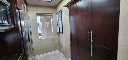 210 E Flamingo Rd in Las Vegas, NV - Foto de edificio - Building Photo