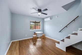 68 Annette Ln in Houston, TX - Foto de edificio - Building Photo