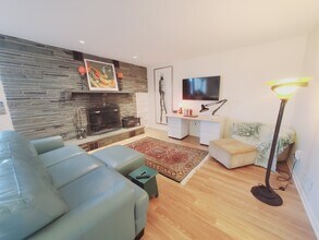 55 Whitmore Ln, Unit 1 in Stamford, CT - Foto de edificio - Building Photo