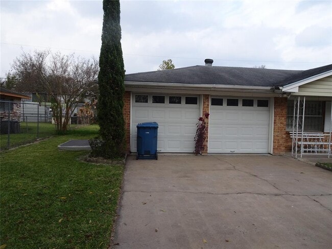 134 Memory Ln in Houston, TX - Building Photo - Building Photo