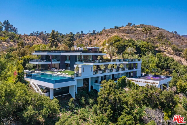 1047 N Bundy Dr in Los Angeles, CA - Building Photo - Building Photo