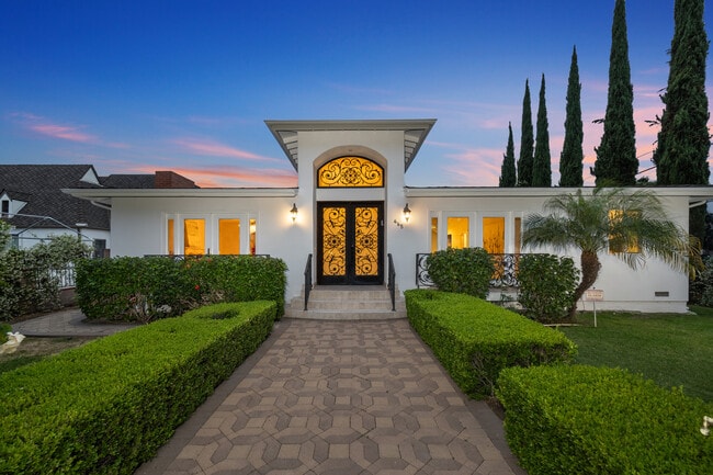 property at 465 N Kilkea Dr