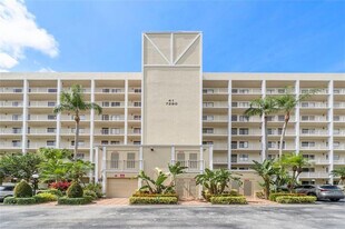 7290 Kinghurst Dr in Delray Beach, FL - Building Photo