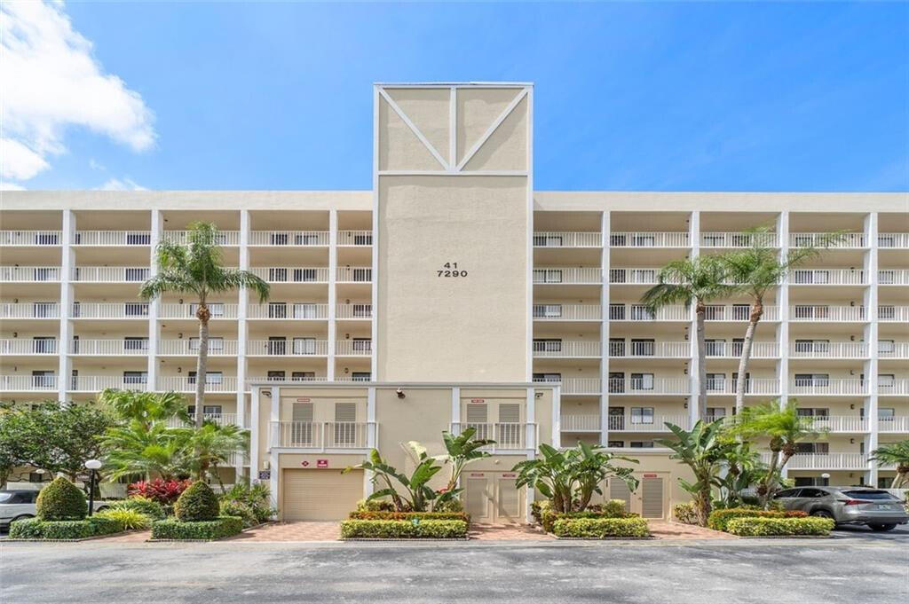 7290 Kinghurst Dr in Delray Beach, FL - Building Photo