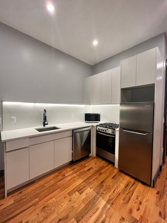 568 Communipaw Ave in Jersey City, NJ - Building Photo