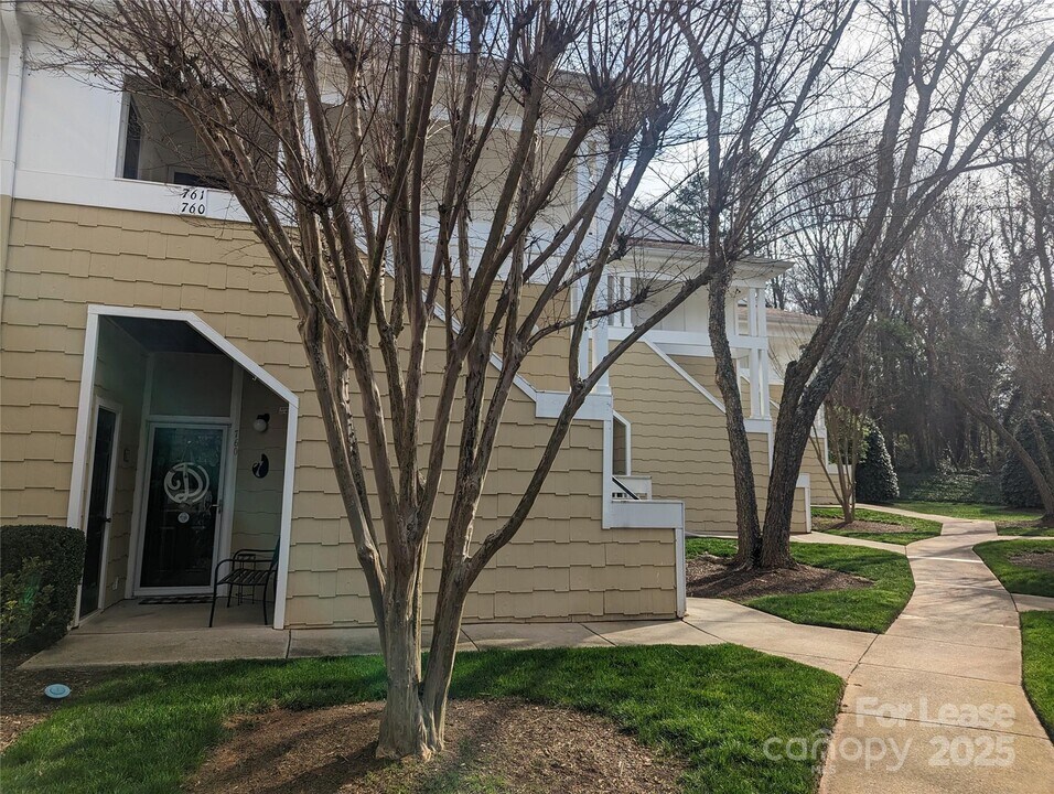 761 Southwest Dr in Davidson, NC - Building Photo