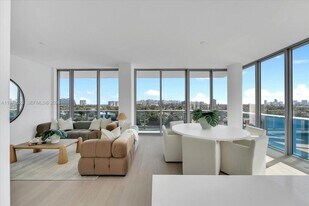 9201 E Bay Harbor Dr in Bay Harbor Islands, FL - Building Photo