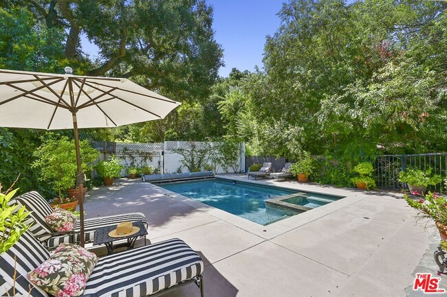 1430 Bonnell Dr in Topanga, CA - Foto de edificio - Building Photo