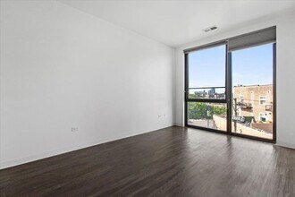 830 N Milwaukee Ave in Chicago, IL - Foto de edificio - Building Photo