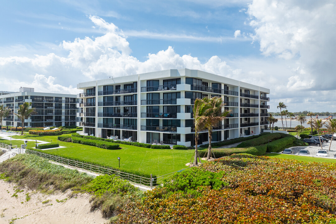 Carlton Place in Palm Beach, FL - Building Photo