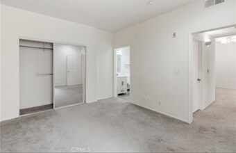 19350 Sherman Way, Unit 125 in Reseda, CA - Foto de edificio - Building Photo