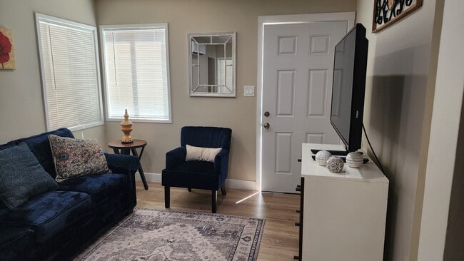 2362 Cerritos Ave, Unit Single Unit in Signal Hill, CA - Building Photo - Building Photo