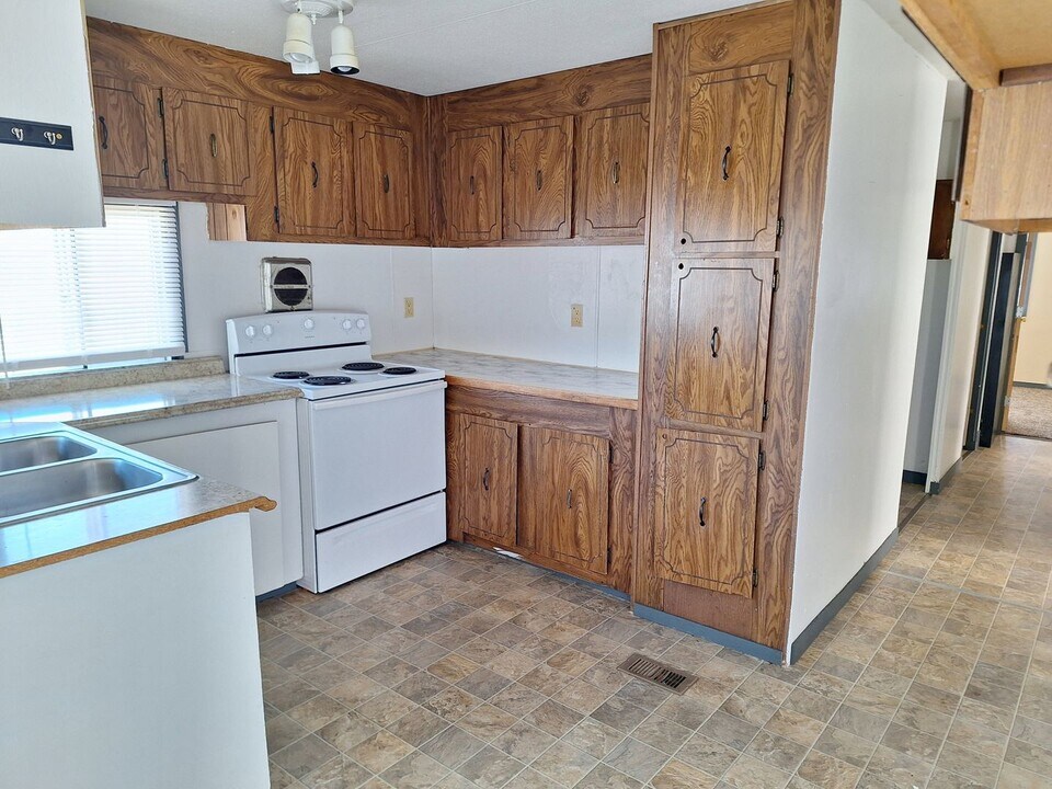 2903 NE Riverside Ave in Pendleton, OR - Building Photo