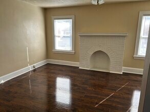 1802 Lawn Ave, Unit 1 in Cincinnati, OH - Foto de edificio - Building Photo