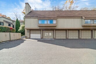 21 Heritage Vlg in Southbury, CT - Building Photo - Building Photo