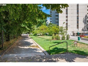 2211 SW 1st Ave, Unit 306 in Portland, OR - Building Photo - Building Photo