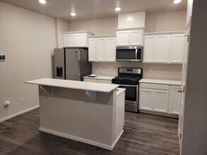 1274 NW Upas Pl in Redmond, OR - Foto de edificio - Building Photo