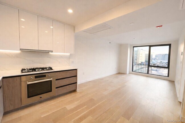 144-49 Northern Blvd in Queens, NY - Foto de edificio - Building Photo