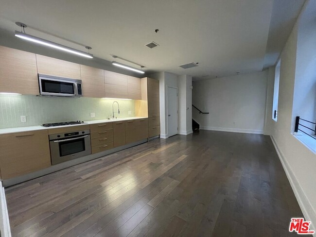 727 W 7th St in Los Angeles, CA - Foto de edificio - Building Photo