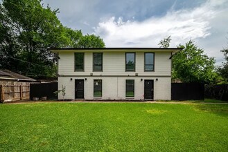 9130 Vogue Ln, Unit B in Houston, TX - Foto de edificio - Building Photo