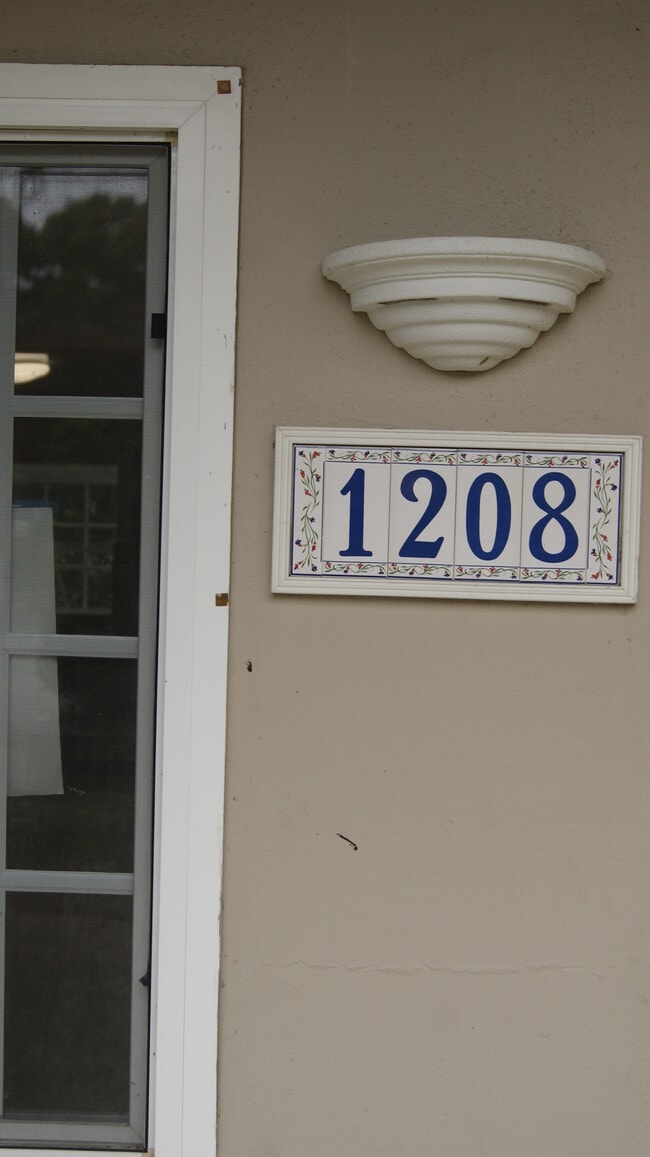 1208 Lincoln Avenue in Pacific Grove, CA - Foto de edificio - Building Photo