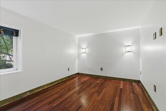 1425 Northgate Square in Reston, VA - Foto de edificio - Building Photo