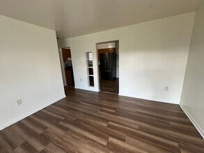 1300 SE Thurston St in Albany, OR - Building Photo - Building Photo