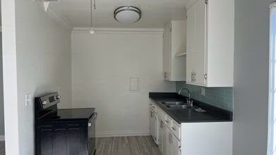 8821 Owensmouth Ave in Los Angeles, CA - Building Photo - Building Photo