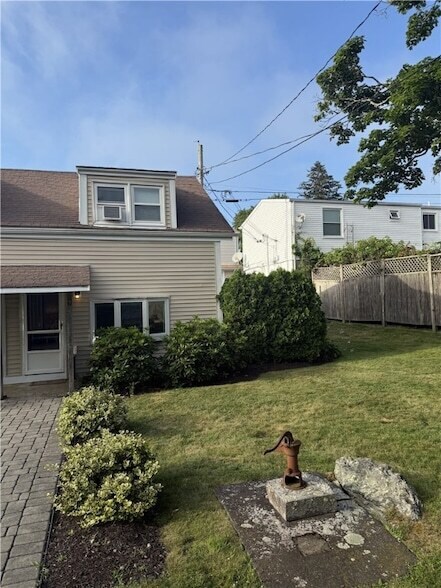 16 Dudley Ave in Newport, RI - Foto de edificio
