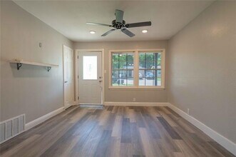 1209 E Lovers Ln in Arlington, TX - Building Photo - Building Photo