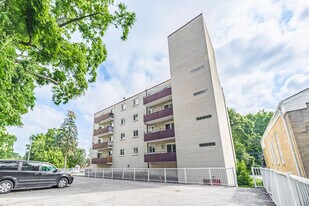 140 Kent Street in Whitby, ON - Building Photo