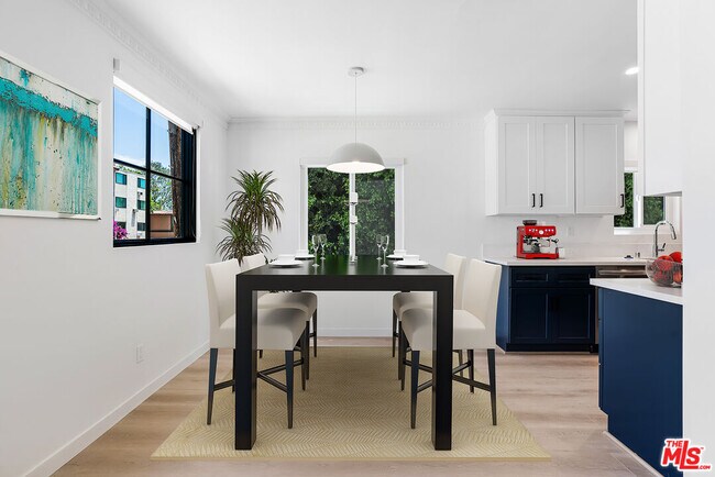 527 S Barrington Ave in Los Angeles, CA - Foto de edificio - Building Photo