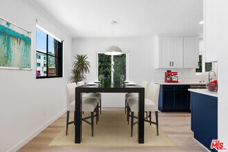 527 S Barrington Ave in Los Angeles, CA - Building Photo - Building Photo