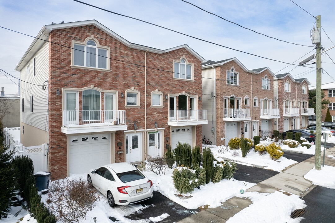 Secaucus Commons in Secaucus, NJ - Building Photo
