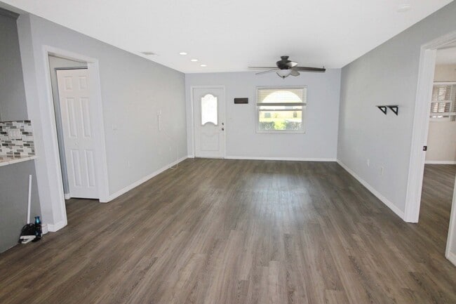 420 Mt Vernon Dr in Venice, FL - Building Photo - Building Photo