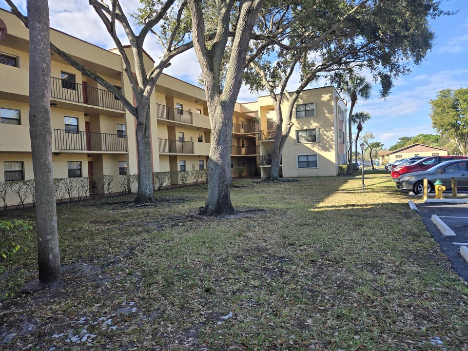 3199 Foxcroft Rd, Unit Miramar Club in Miramar, FL - Building Photo