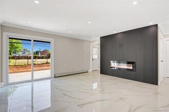 12 Woodcock Ln in Levittown, NY - Foto de edificio - Building Photo