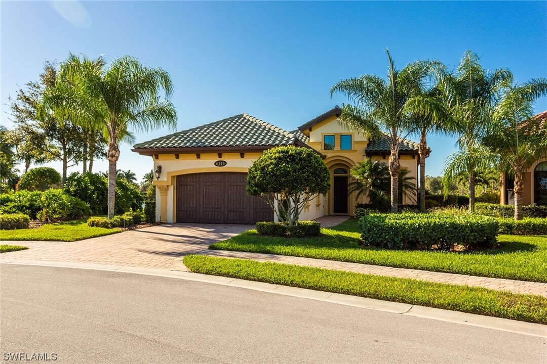 6215 Brunello Ln in Naples, FL - Building Photo