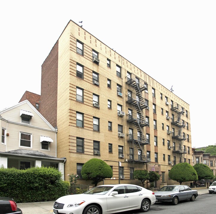 303 Webster Ave in Brooklyn, NY - Building Photo