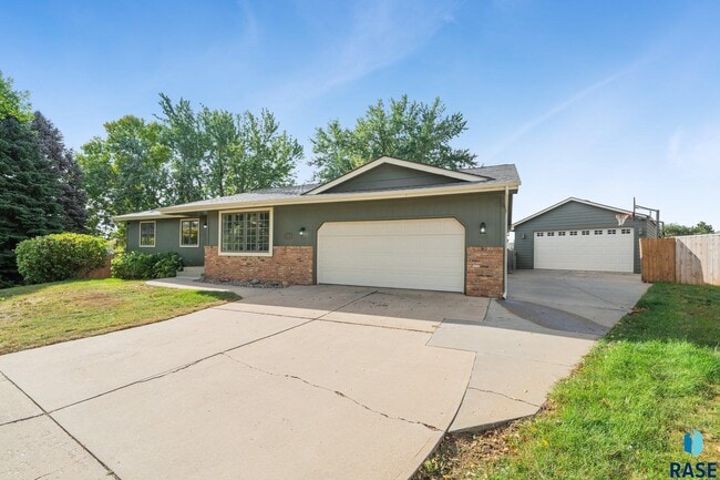 property at 2412 S Sheffield Cir