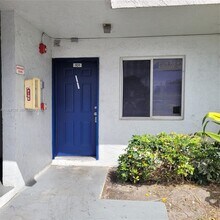 8540 N Sherman Cir in Miramar, FL - Foto de edificio - Building Photo